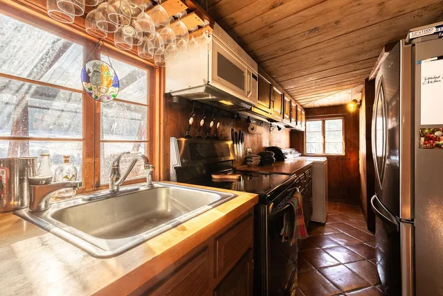 $750,000 | 340 Melendy Hill Road, Londonderry, VT 05155