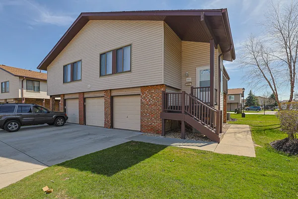 $249,900 | 1332 Kingsbury Drive, Unit 1, Hanover Park, IL 60133