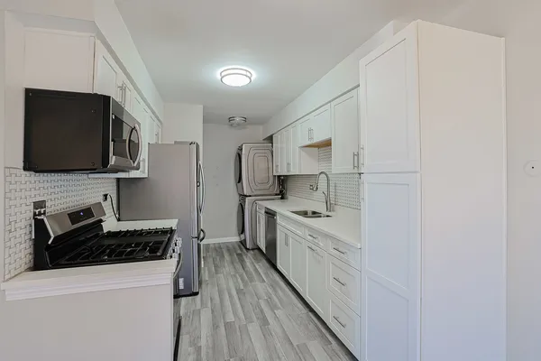 $249,900 | 1332 Kingsbury Drive, Unit 1, Hanover Park, IL 60133