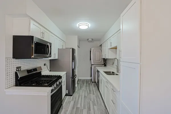 $249,900 | 1332 Kingsbury Drive, Unit 1, Hanover Park, IL 60133