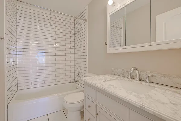 $249,900 | 1332 Kingsbury Drive, Unit 1, Hanover Park, IL 60133