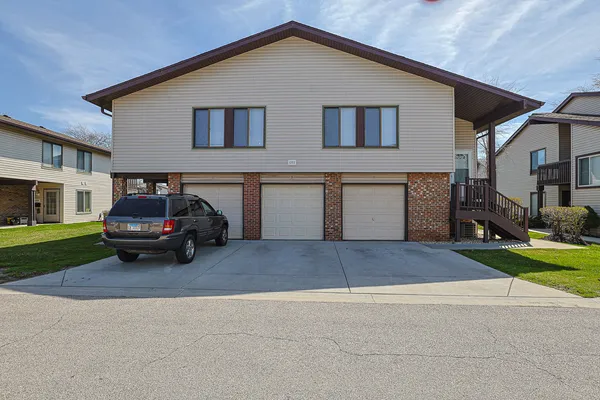 $249,900 | 1332 Kingsbury Drive, Unit 1, Hanover Park, IL 60133