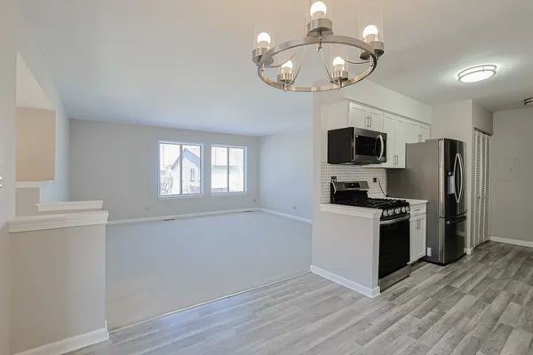 $249,900 | 1332 Kingsbury Drive, Unit 1, Hanover Park, IL 60133