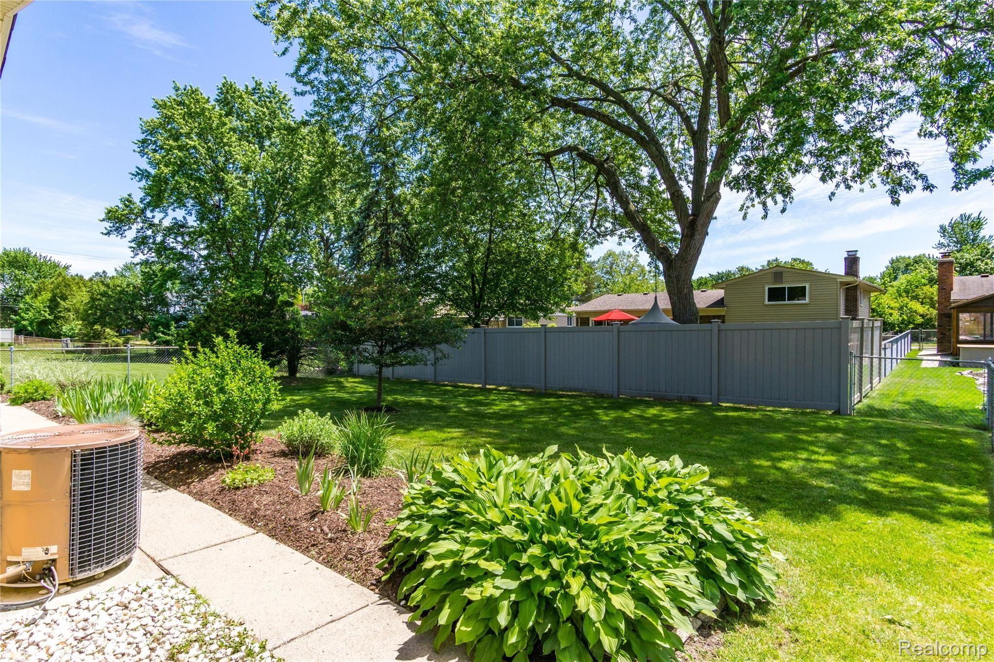 43649 Arlington Road Canton, MI 48187 - Photo 27 of 27 Exteriors 9.jpg