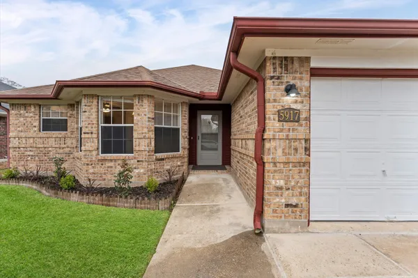 $219,000 | 5917 Red River Drive, Dickinson, TX 77539