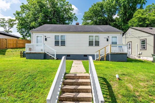 a view of a house with a backyard