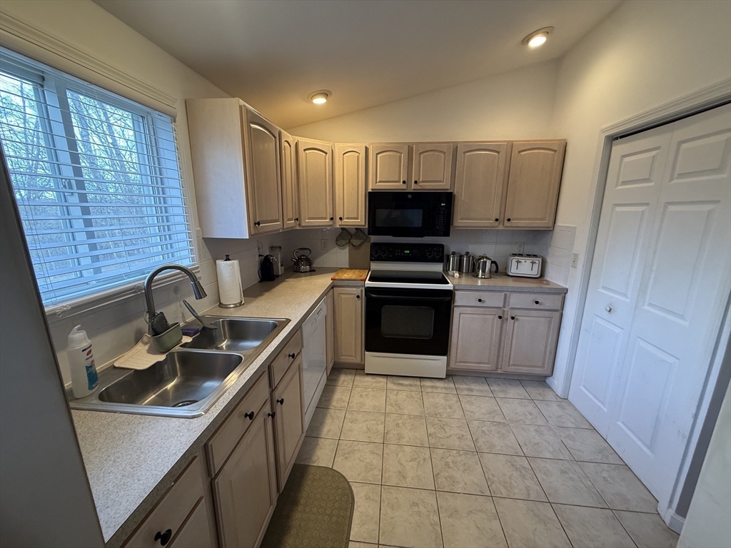 14 Garvin Road Derry, NH 03038 - Photo 24 of 41 Gallery Image 24