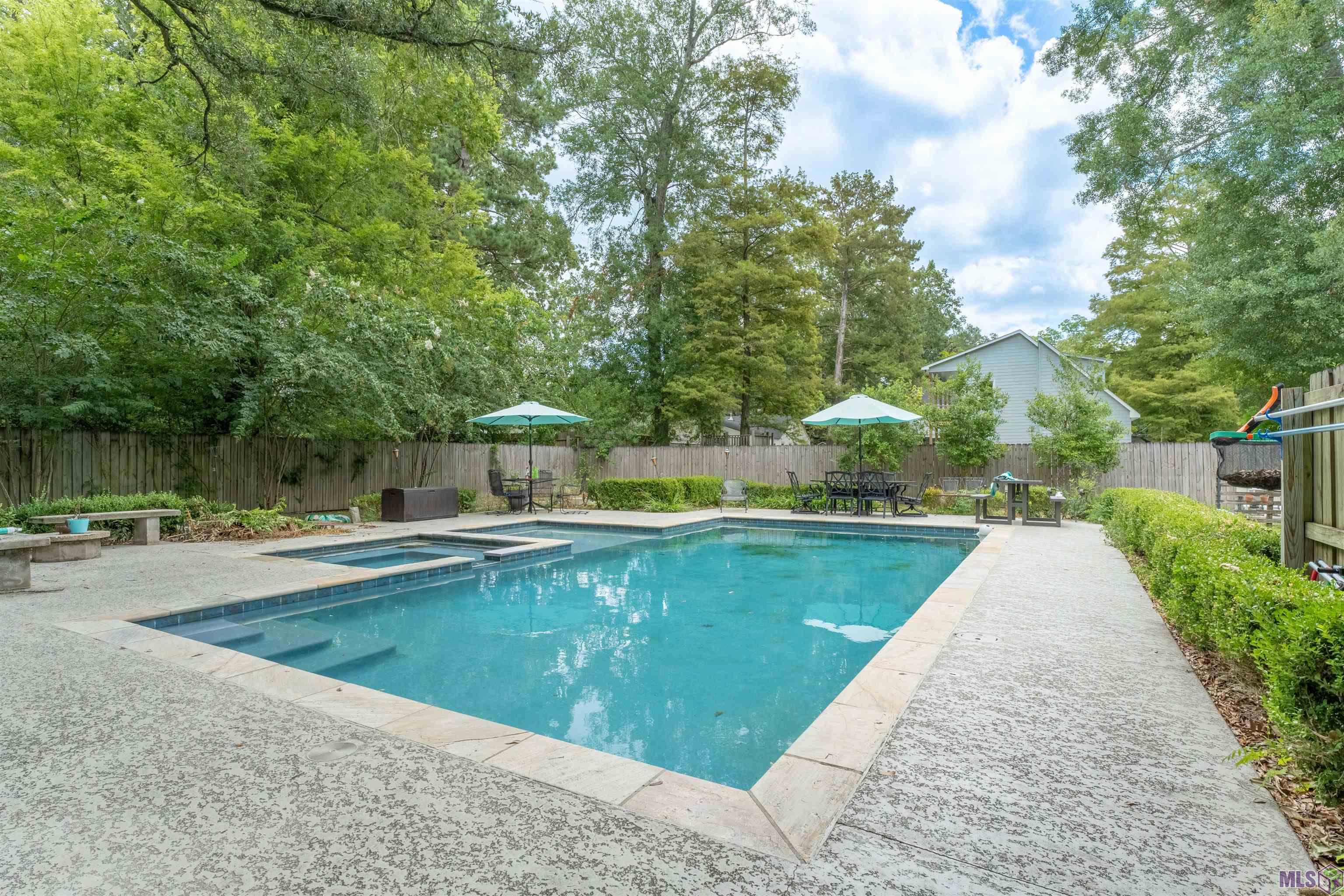 1904 Stanford Avenue Baton Rouge, LA 70808 - Photo 22 of 31 Huge Gunite pool with hot tub!