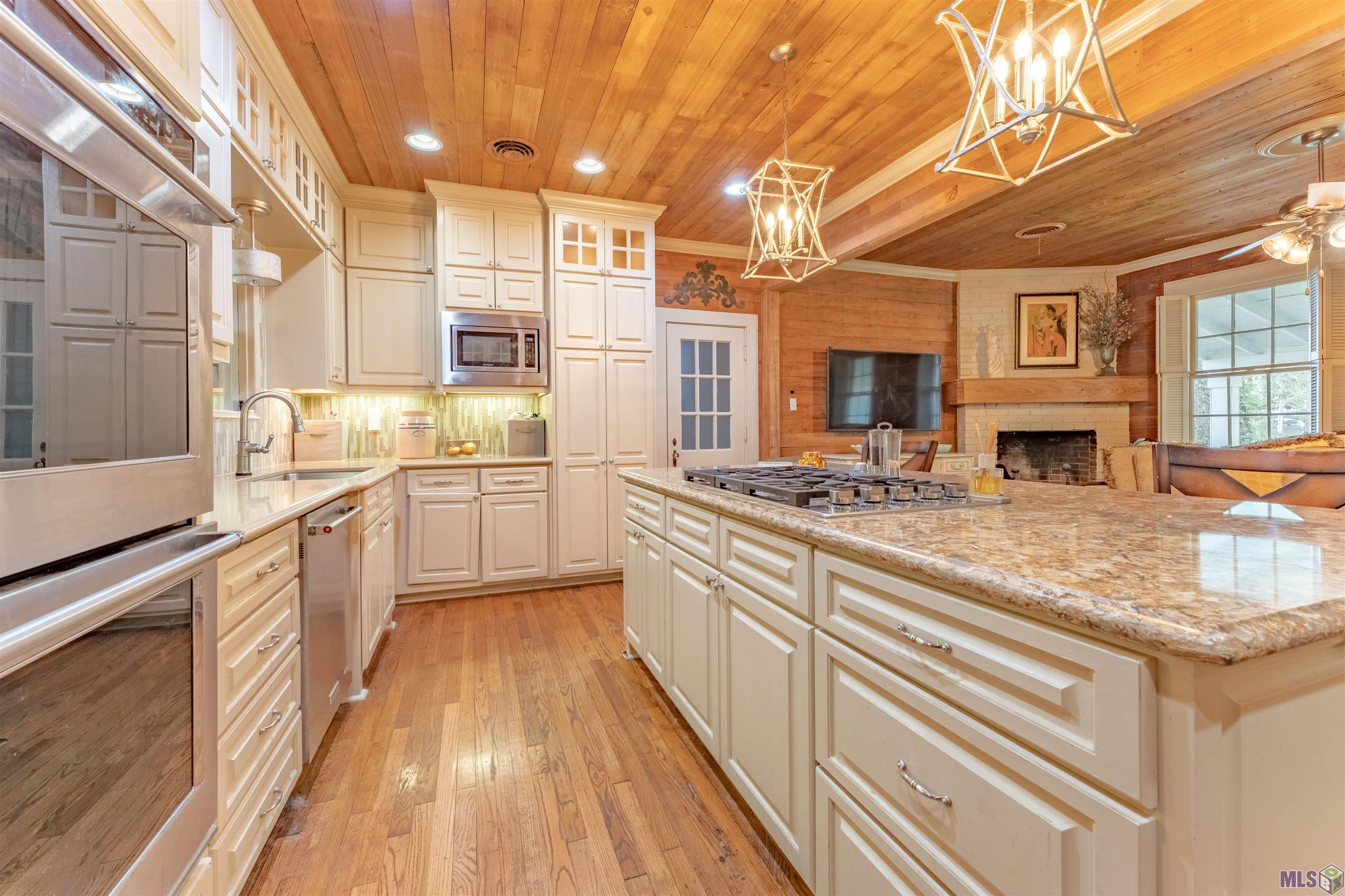 1904 Stanford Avenue Baton Rouge, LA 70808 - Photo 7 of 31 Beautiful custom cabinets with lighting