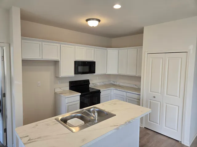 $300,000 | 4270 Plum Village Circle, Unit 37, Monroe, MI 48161