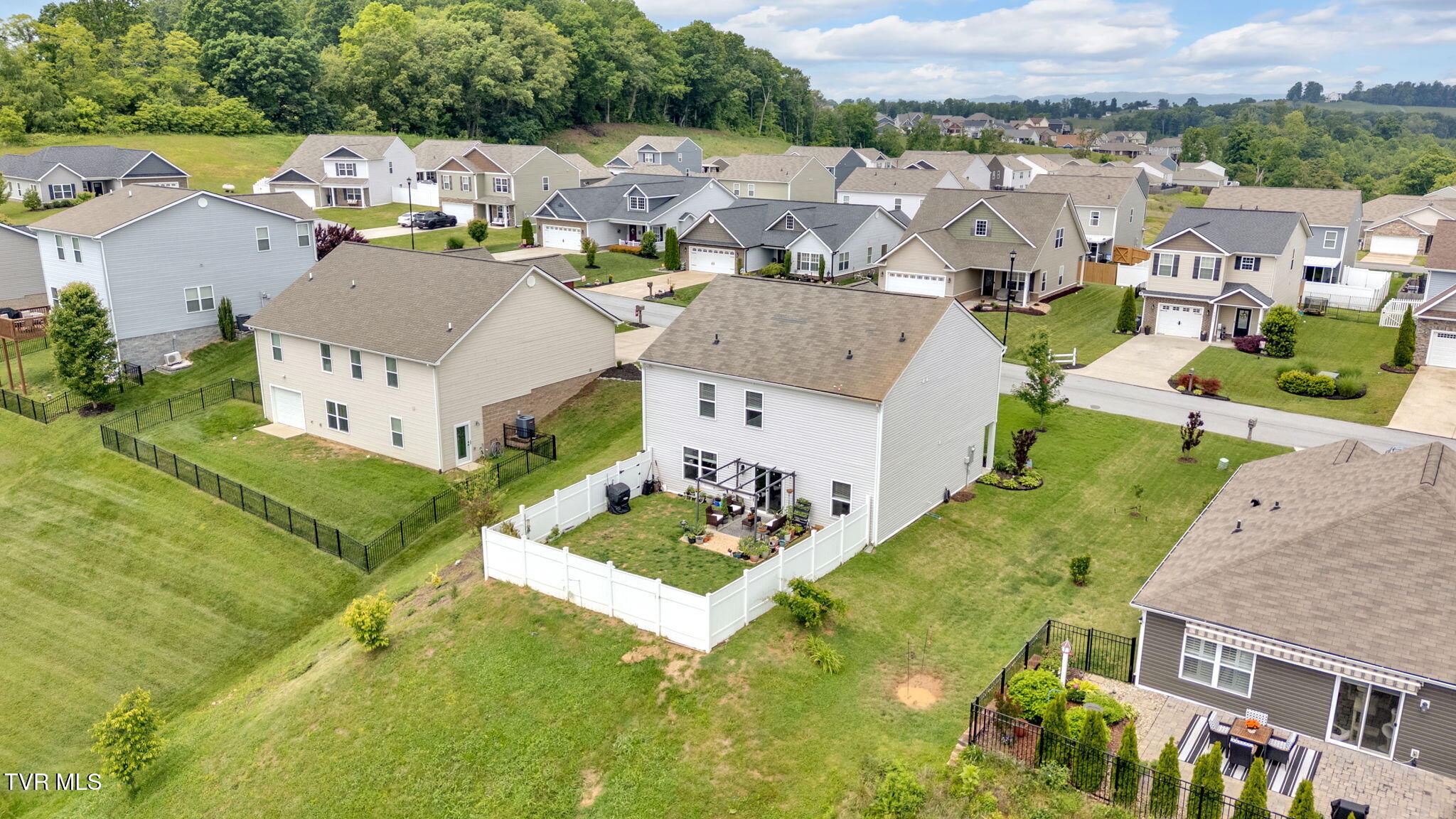 2927 Southbridge Road Kingsport, TN 37664 - Photo 4 of 40 3-web-or-mls-DJI_20250508122239_0079_D
