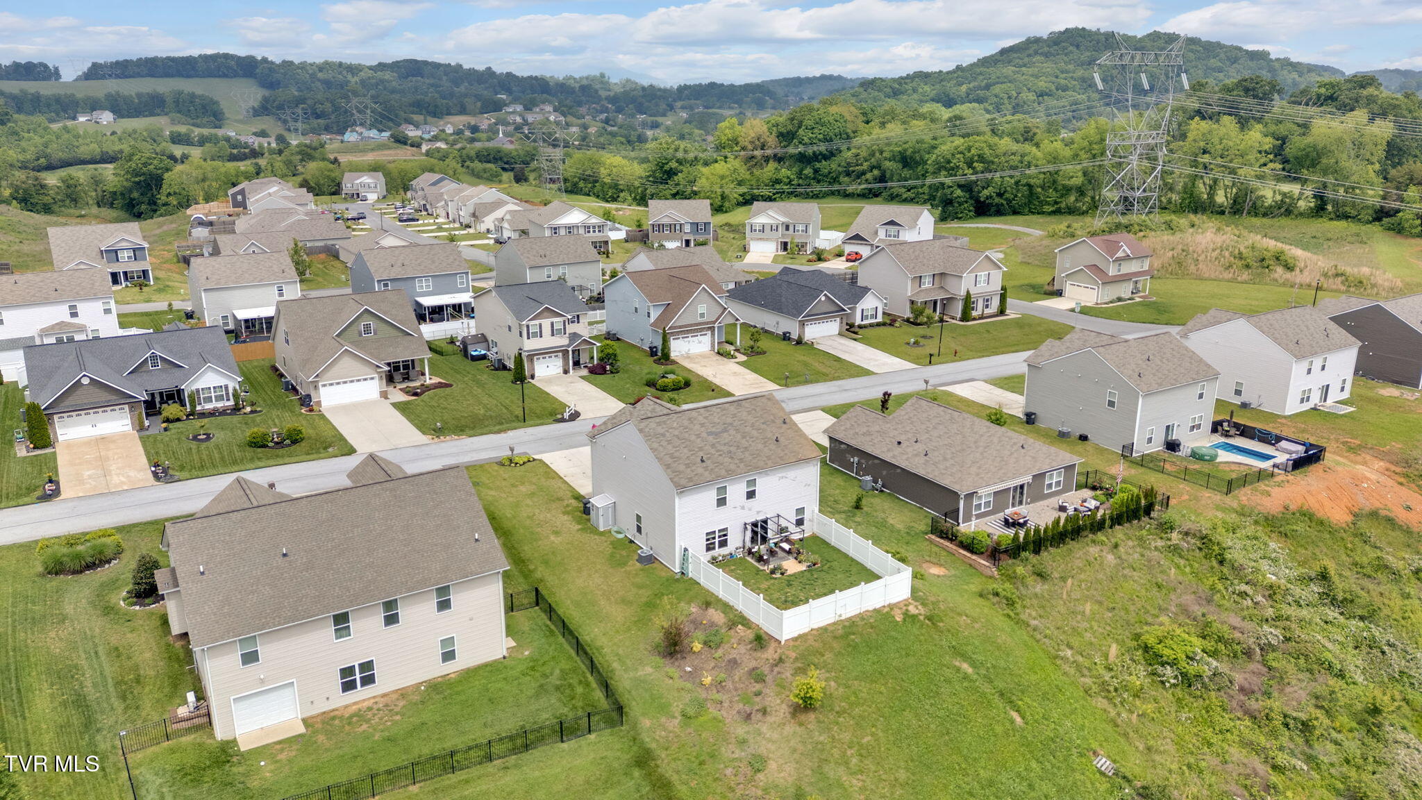 2927 Southbridge Road Kingsport, TN 37664 - Photo 5 of 40 4-web-or-mls-DJI_20250508122302_0084_D