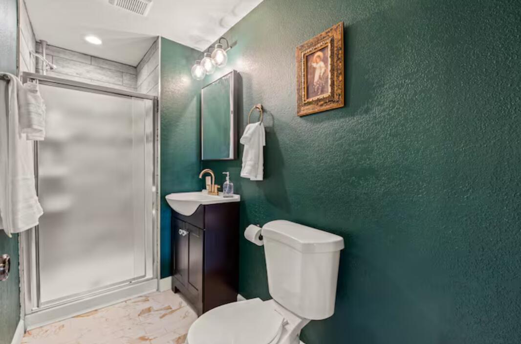 2853 South Ellen Street Milwaukee, WI 53207 - Photo 12 of 27 Main Level Full Bath