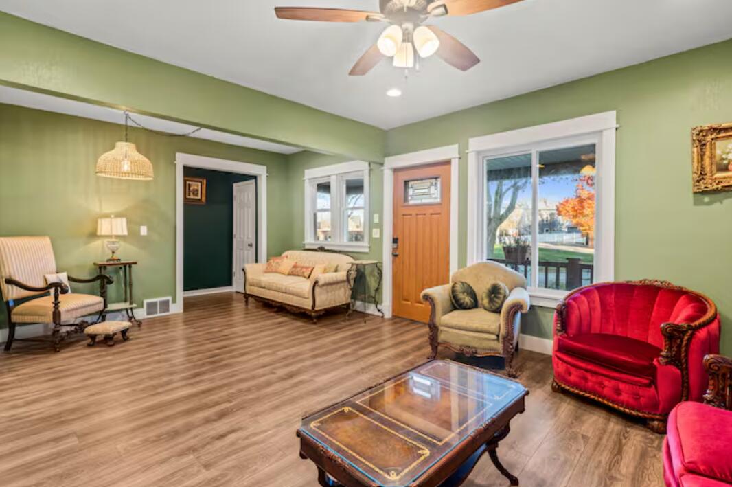 2853 South Ellen Street Milwaukee, WI 53207 - Photo 7 of 27 Generously Sized Living Room