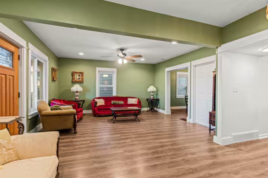 2853 South Ellen Street Milwaukee, WI 53207 - Photo 8 of 27 Living Room
