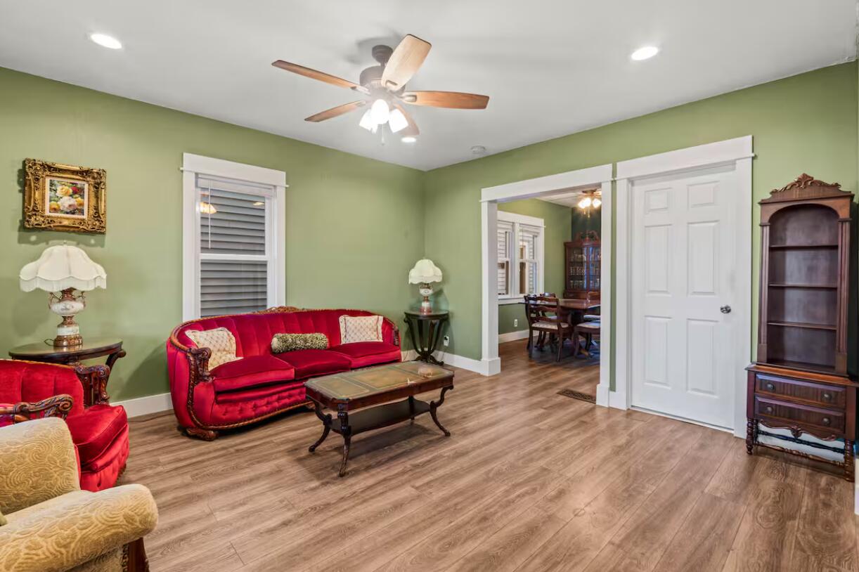 2853 South Ellen Street Milwaukee, WI 53207 - Photo 9 of 27 Living Room