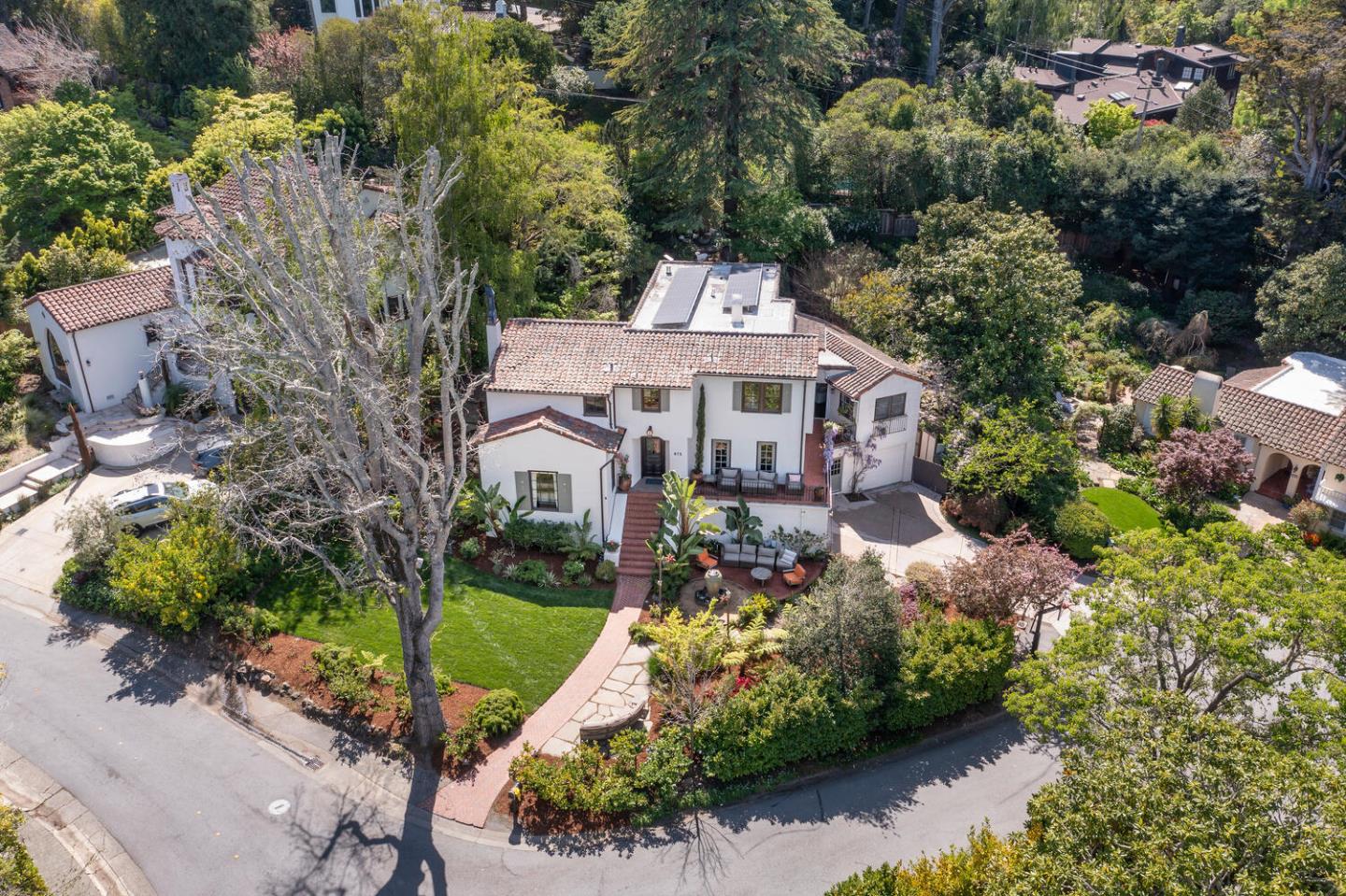 973 Baileyana Road Hillsborough, CA 94010 - Photo 3 of 56