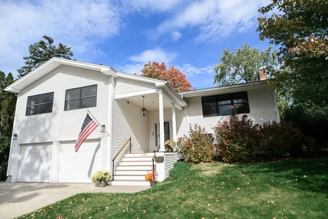 $949,000 | 201 Crescent Beach Drive, Burlington, VT 05408