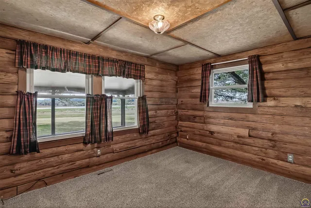 $385,000 | 1760 West K-31 Highway, Lyndon, KS 66451