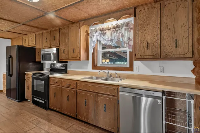 $385,000 | 1760 West K-31 Highway, Lyndon, KS 66451