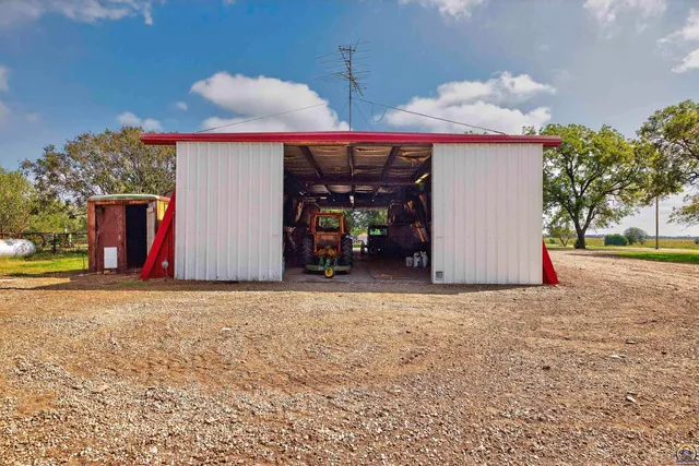 $385,000 | 1760 West K-31 Highway, Lyndon, KS 66451