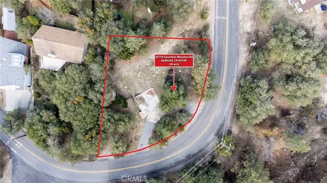 a sign that is sitting in a backyard