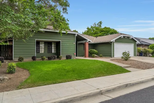 $425,000 | 1718 Ash Avenue, Clovis, CA 93611