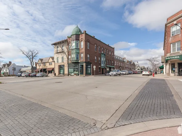 $1,425 | 293 East Deerpath Road, Unit 32, Lake Forest, IL 60045