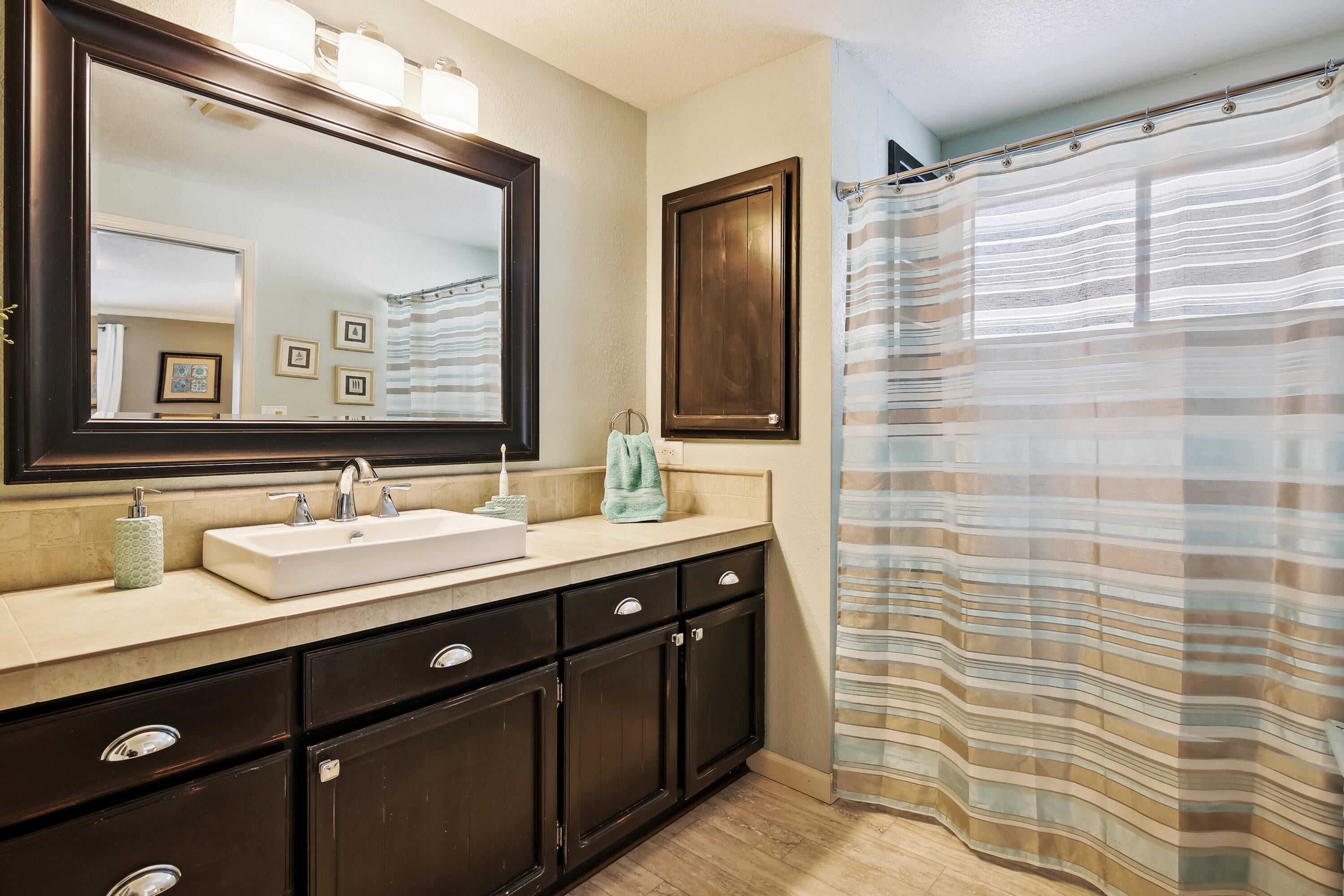 20466 Mainline Road Bend, OR 97702 - Photo 21 of 35 main_level-primary_bath-og8a3285