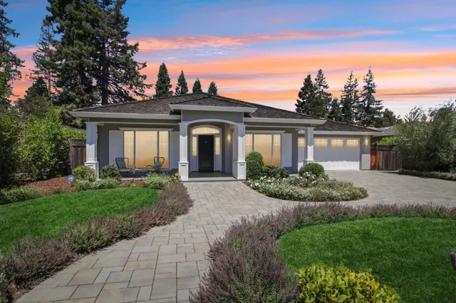 a view of a front of house with a yard