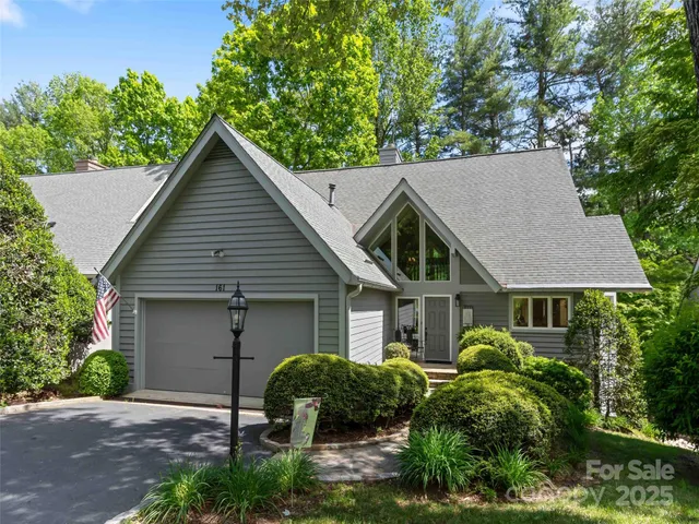 a view of a yard in front of house