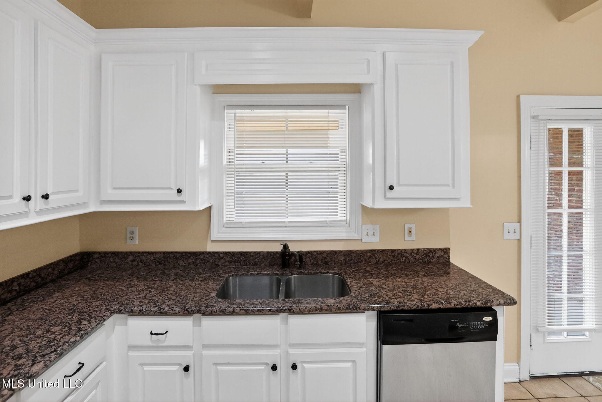 122 Palin Drive Madison, MS 39110 - Photo 9 of 37 21_122_Palin_Drive_Madison_MS_39110-Kitc