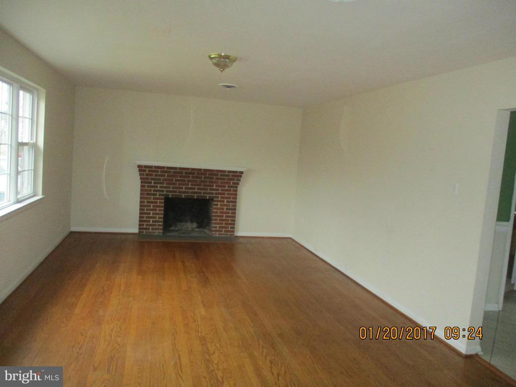 6104 Manor Road Clinton, MD 20735 - Photo 3 of 16 Family Room