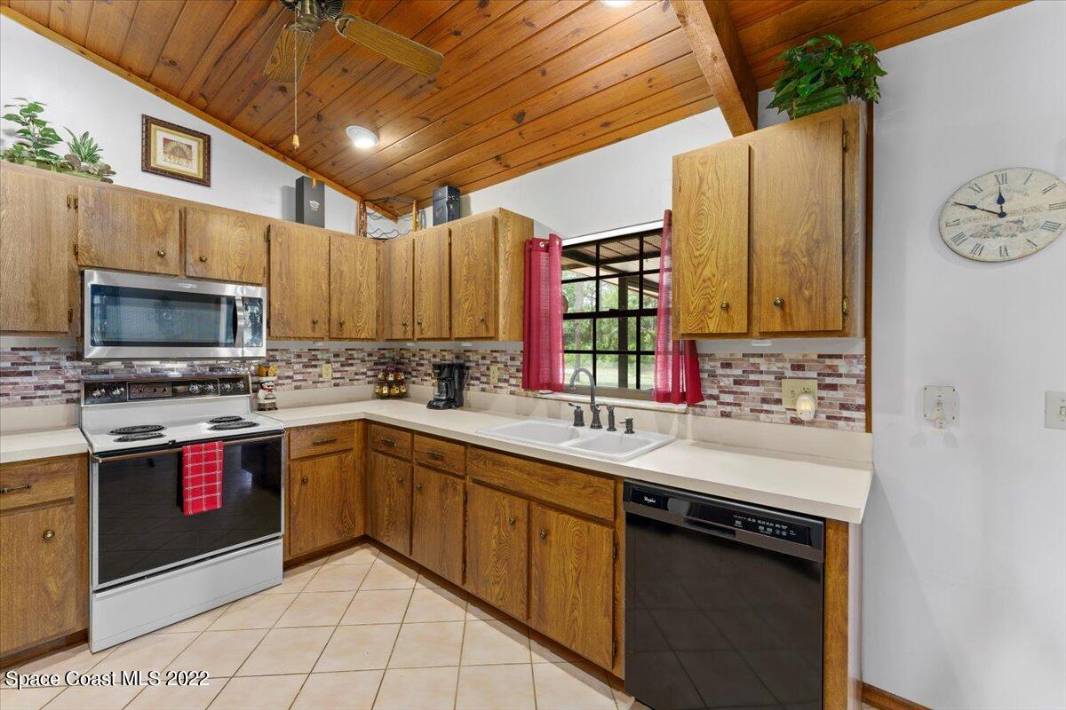 224 Rheine Road Northwest Palm Bay, FL 32907 - Photo 13 of 32 35-DSC03349
