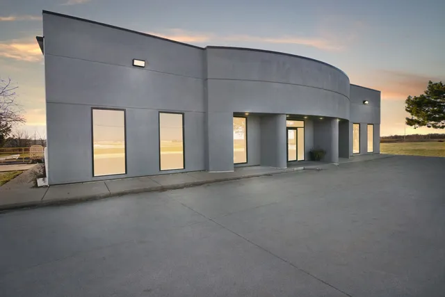 $1,500,000 | 2406 West Market Street, Bloomington, IL 61705