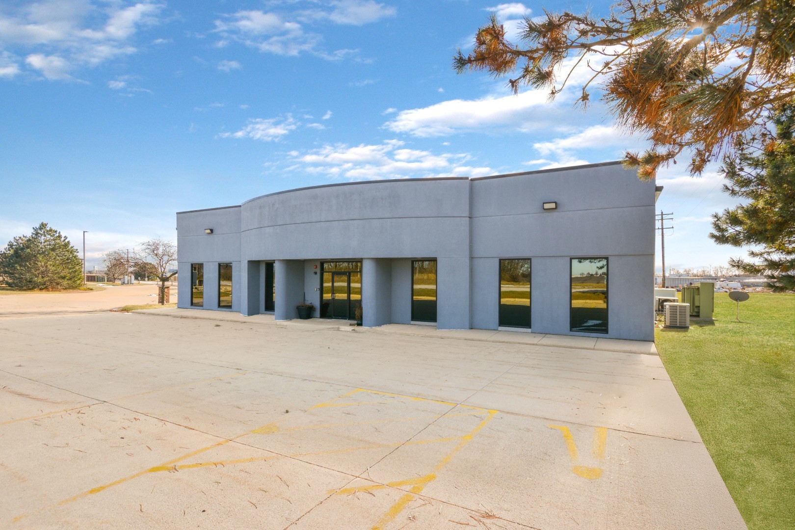2406 West Market Street Bloomington, IL 61705 - Photo 19 of 28 a front view of house with yard