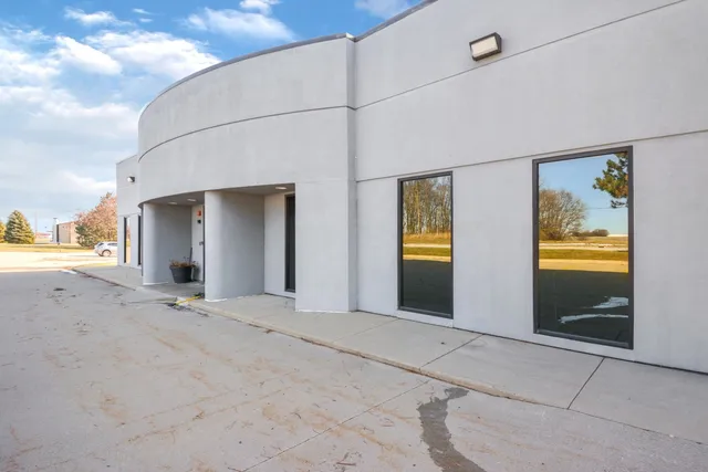 $1,500,000 | 2406 West Market Street, Bloomington, IL 61705