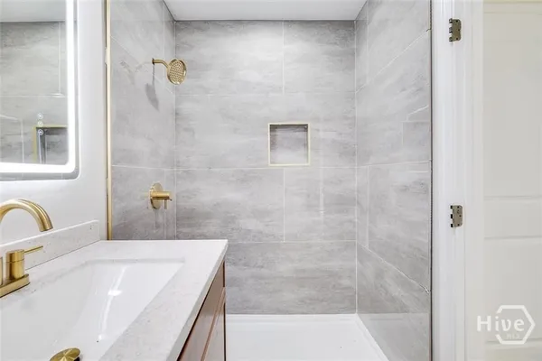 $2,400 | 2110 East 56th Street, Savannah, GA 31404