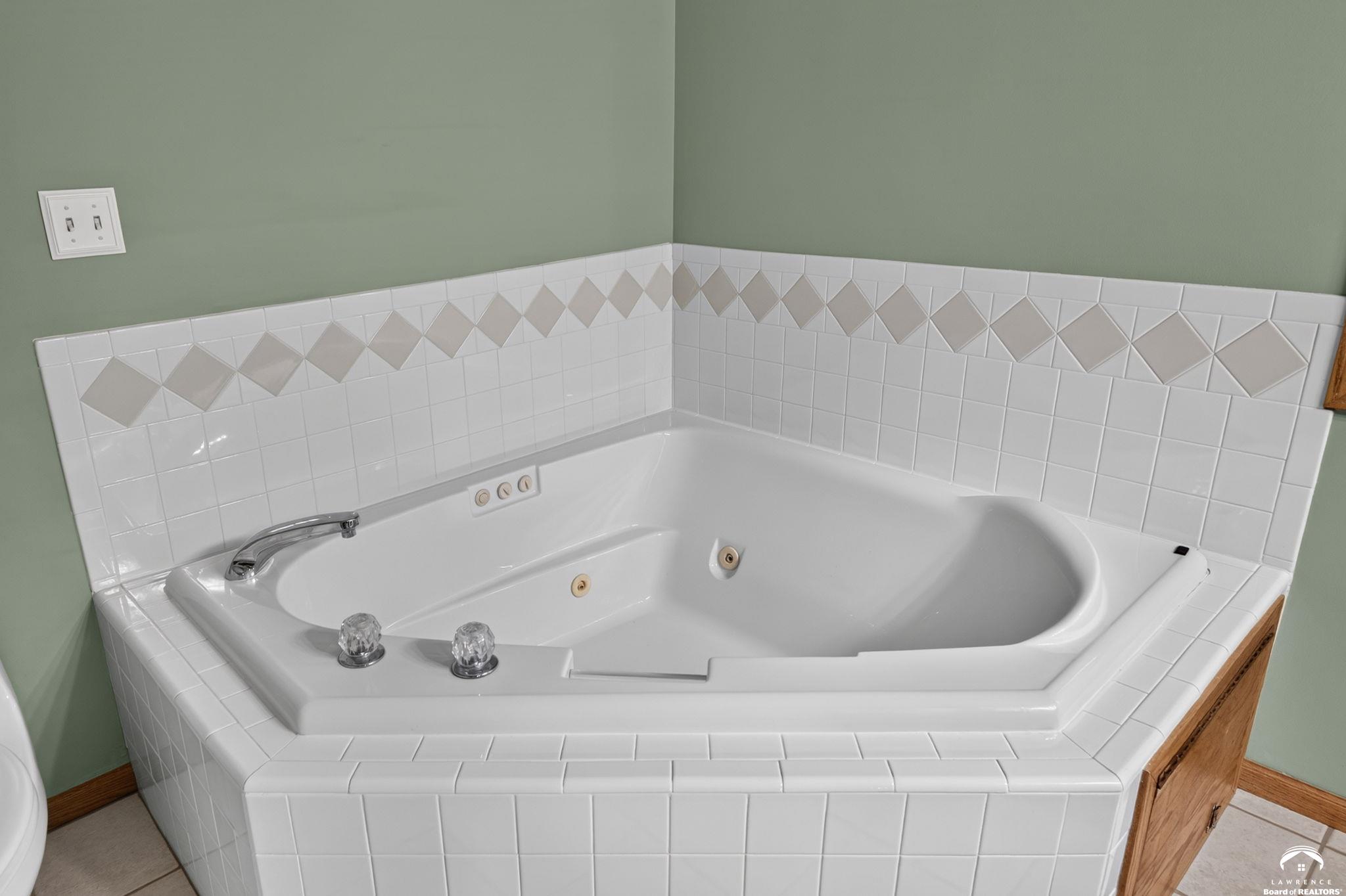 1185 East 1067th Road Lawrence, KS 66047 - Photo 33 of 73 Gallery Image 33
