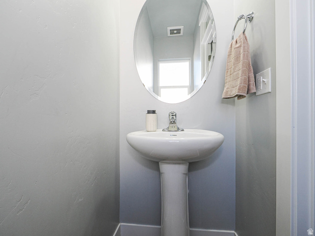 2487 Canyon Wild Road, Unit 413 Draper, UT 84020 - Photo 39 of 75 Guest Bath - Main Level