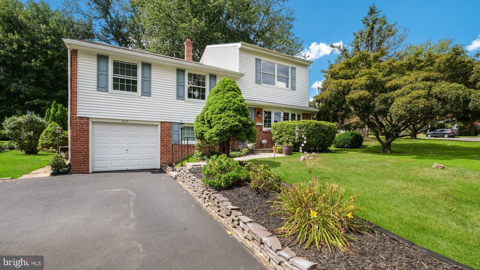 717 Cambridge Road Brookhaven, PA 19015 - Photo 3 of 33 Gallery Image 3