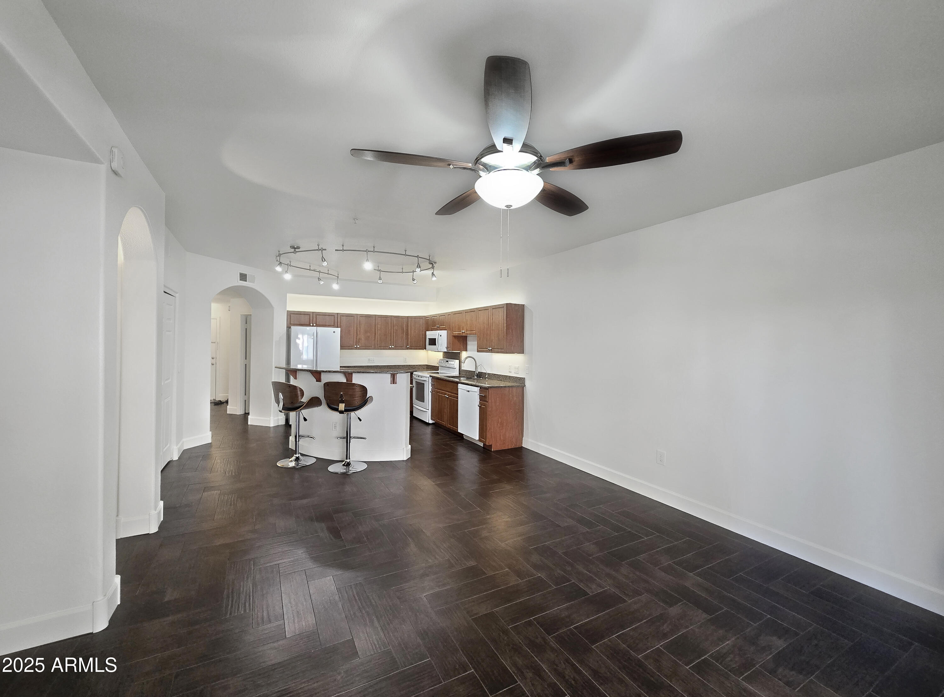 920 East Devonshire Avenue, Unit 2009 Phoenix, AZ 85014 - Photo 6 of 24 a view of a livingroom with furniture and a ceiling fan