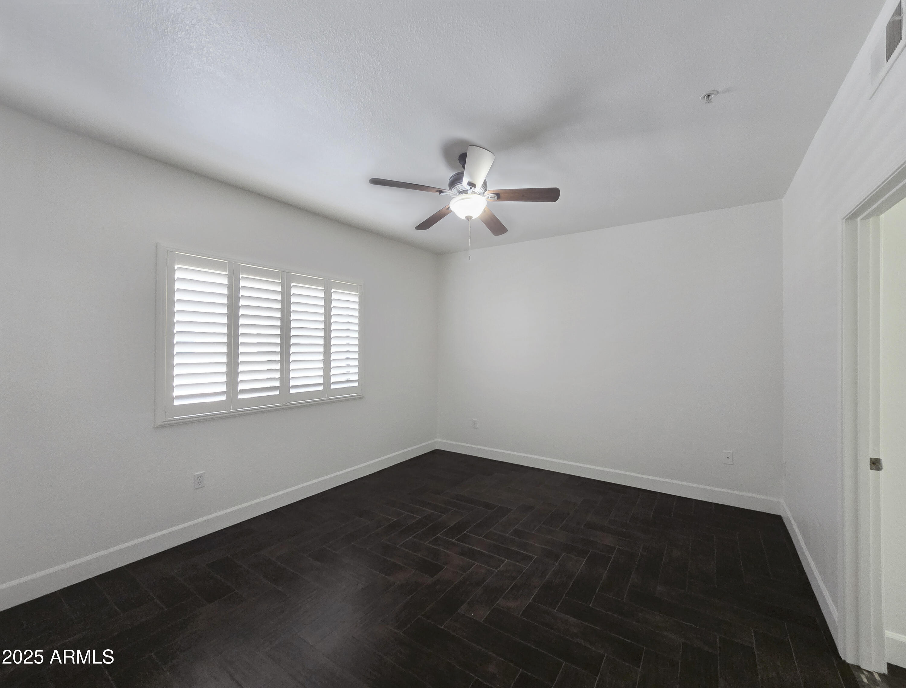 920 East Devonshire Avenue, Unit 2009 Phoenix, AZ 85014 - Photo 7 of 24 an empty room with a window and a ceiling fan