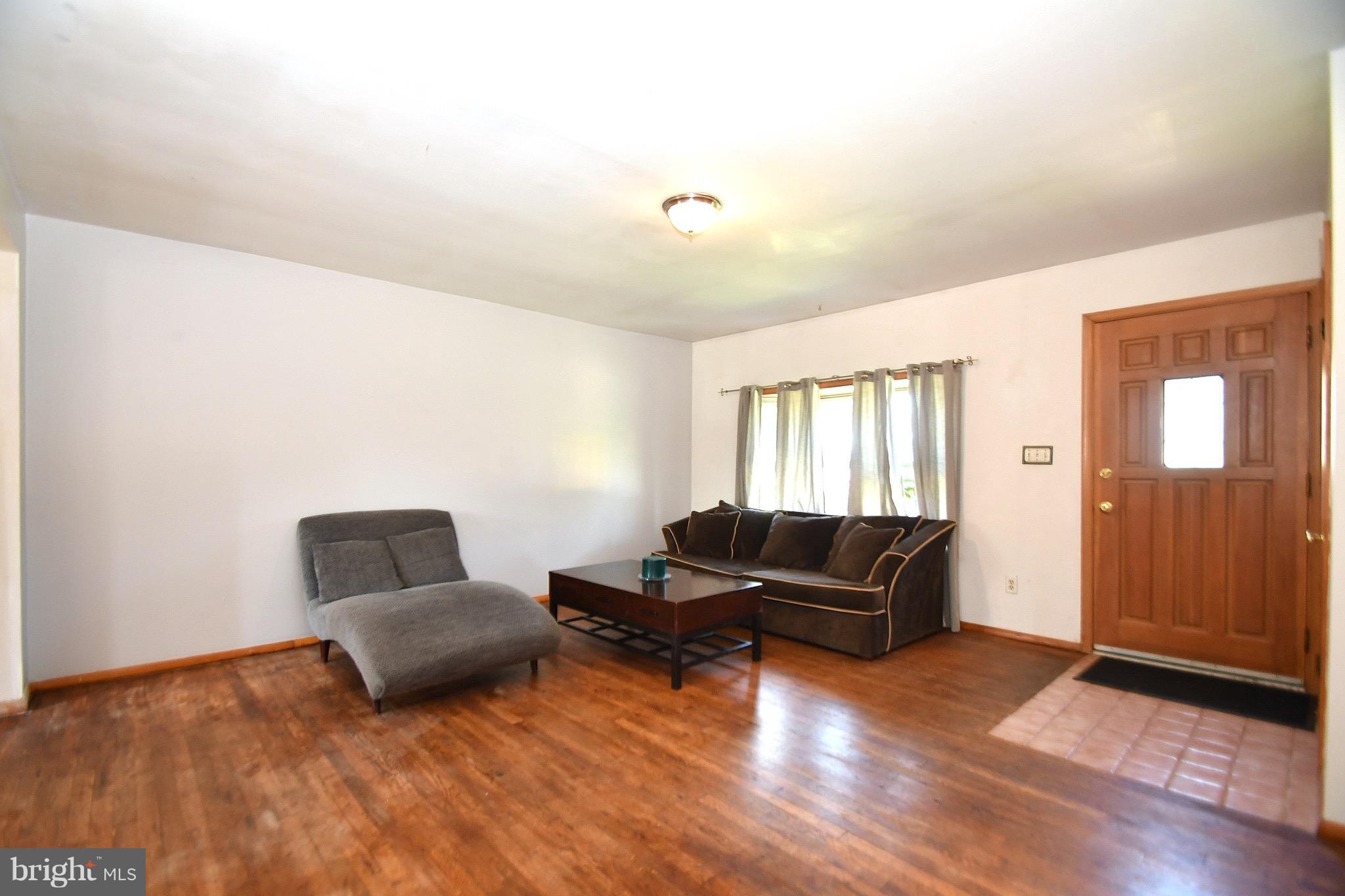 4723 Raspe Avenue Baltimore, MD 21206 - Photo 4 of 28 Living Room