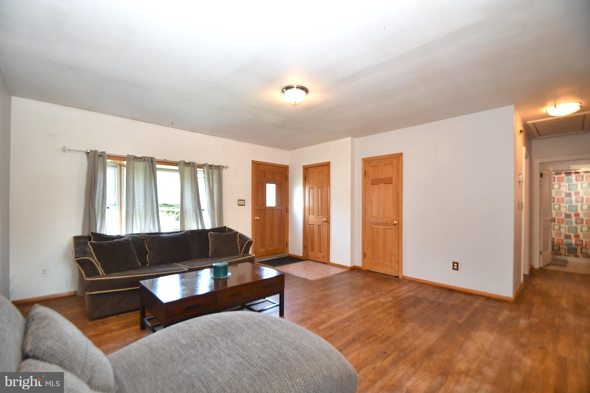 4723 Raspe Avenue Baltimore, MD 21206 - Photo 6 of 28 Living Room