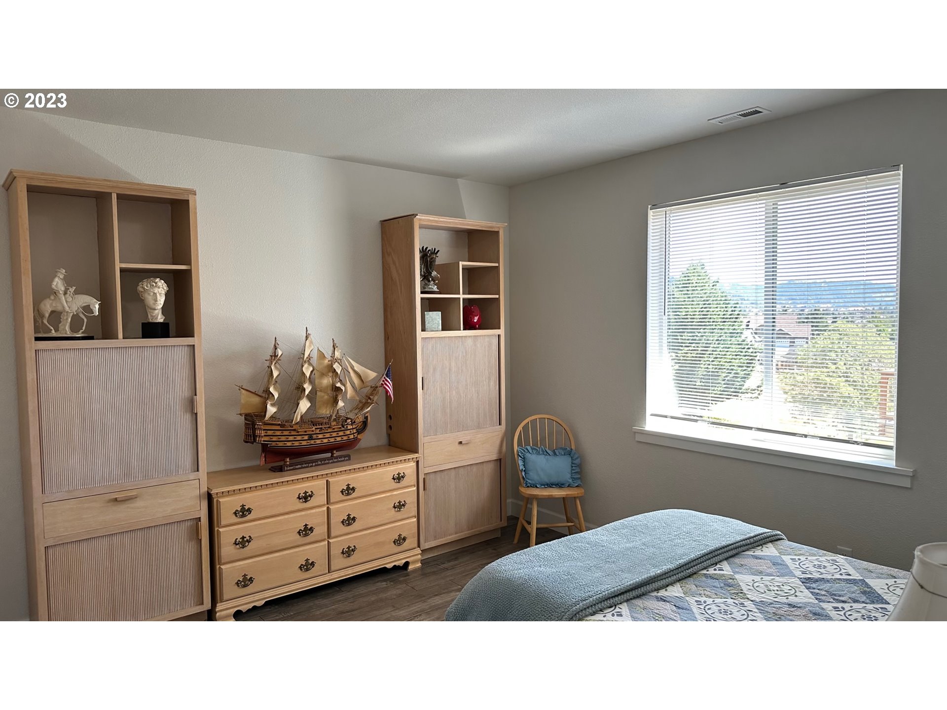 746 Divot Loop Sutherlin, OR 97479 - Photo 13 of 32 a living room with furniture and window