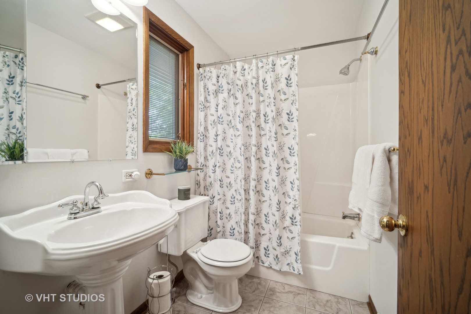 1059 Branch Road Gurnee, IL 60031 - Photo 15 of 28 a bathroom with a sink toilet and shower