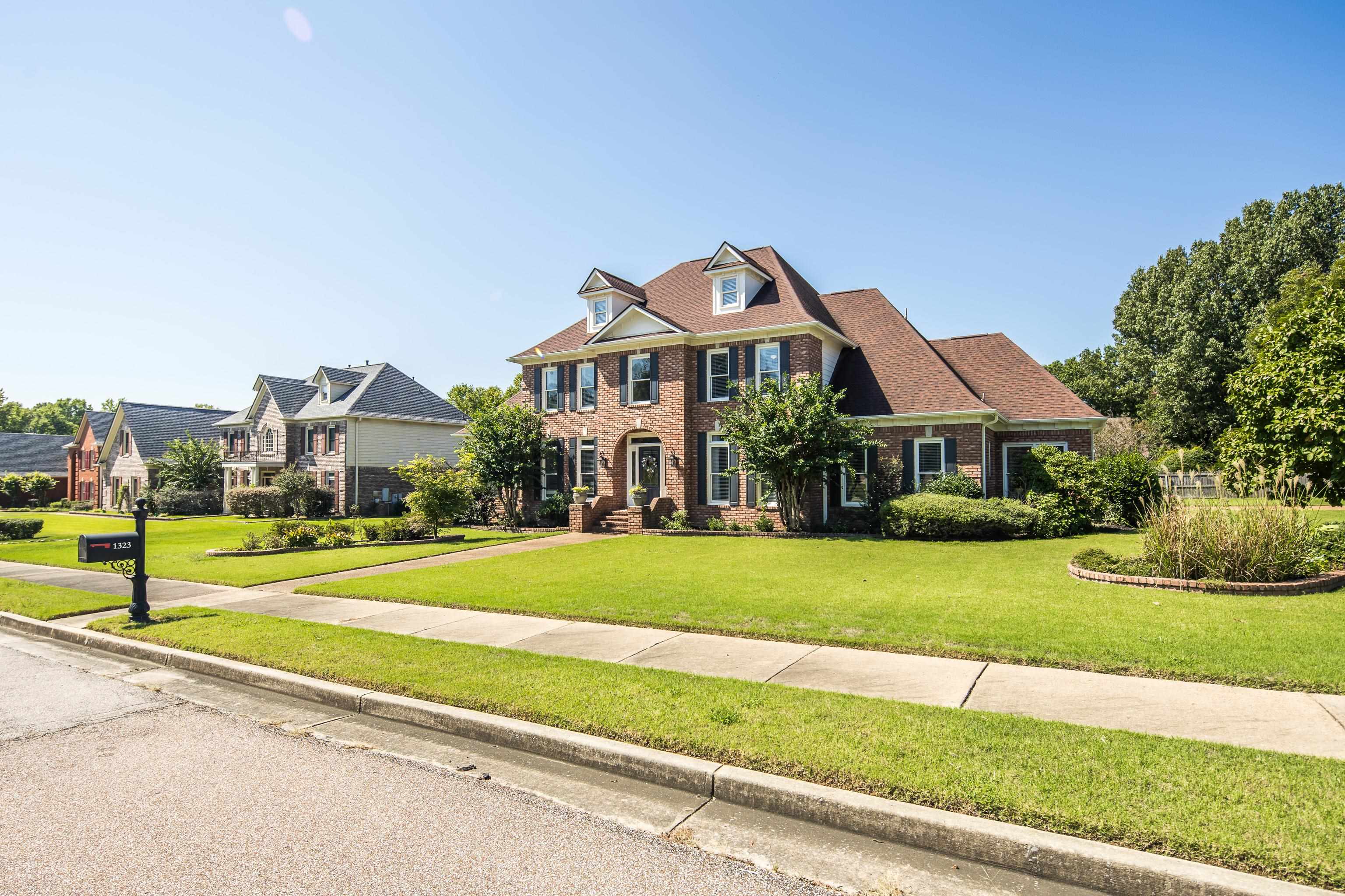 View of front facade with a front yard