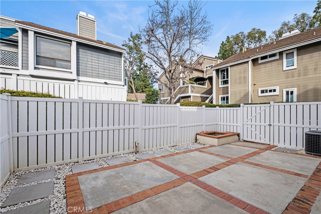 7 Oak Spring Lane, Unit 319 Aliso Viejo, CA 92656 - Photo 22 of 37 a backyard of a house