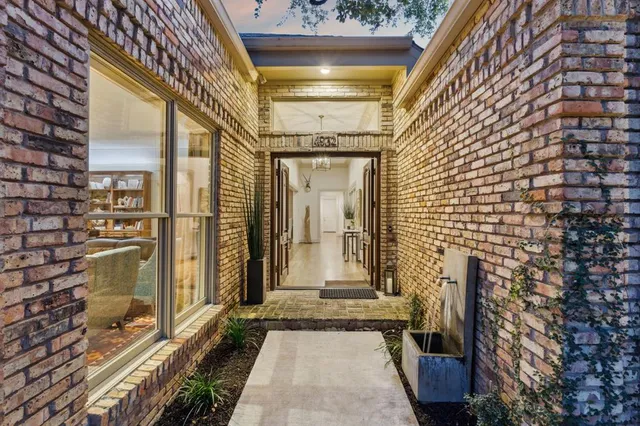 a view of a entryway door of the house